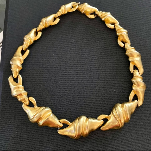 Vintage Seashell Gold Collar Necklace - Picture 9 of 9